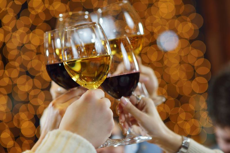庆祝 手拿着香槟和葡萄酒的杯子干杯素材 高清图片 摄影照片 寻图免费打包下载