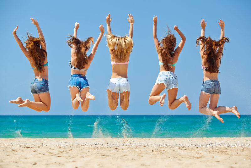 夏天-假期-假期-快乐的人的概念-一群朋友在海滩上跳跃和奔跑