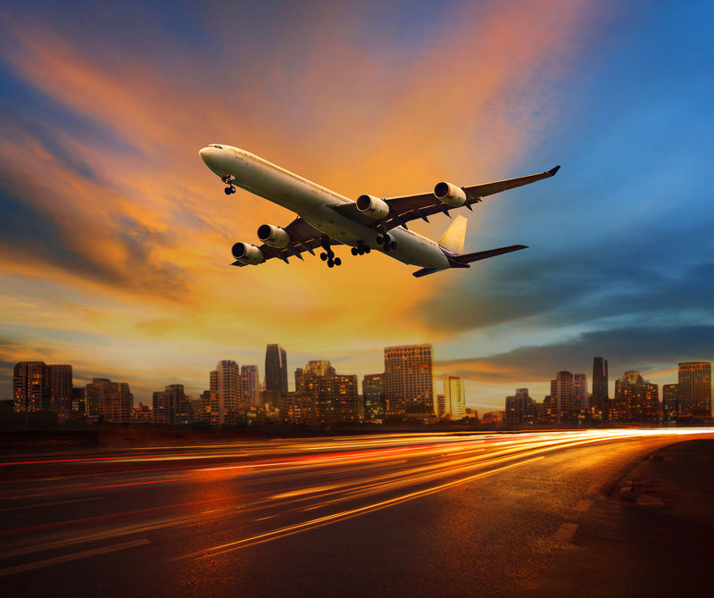 地面交通和民用飞机上的交通灯在城市上空飞行-用于运输业务和旅游主题