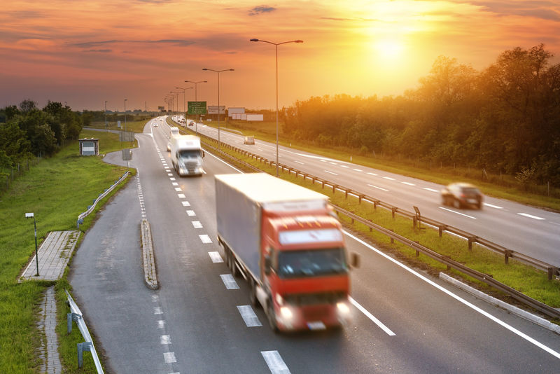 傍晚在高速公路上的高峰时间开红色卡车