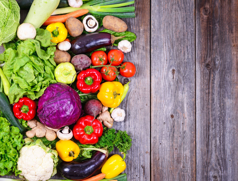 木桌上的一大组新鲜蔬菜-高品质摄影棚拍摄