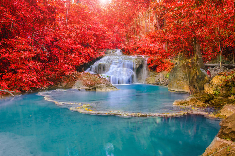 在泰国坎贾那布里的erawan瀑布国家公园-美丽的瀑布和深林中的红叶