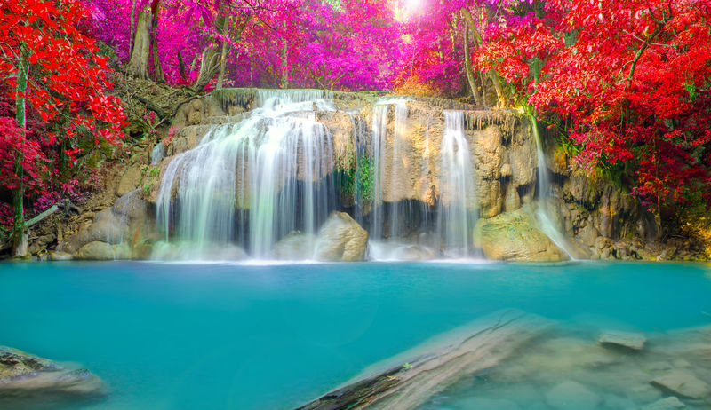 泰国erawan瀑布国家公园森林深处的瀑布