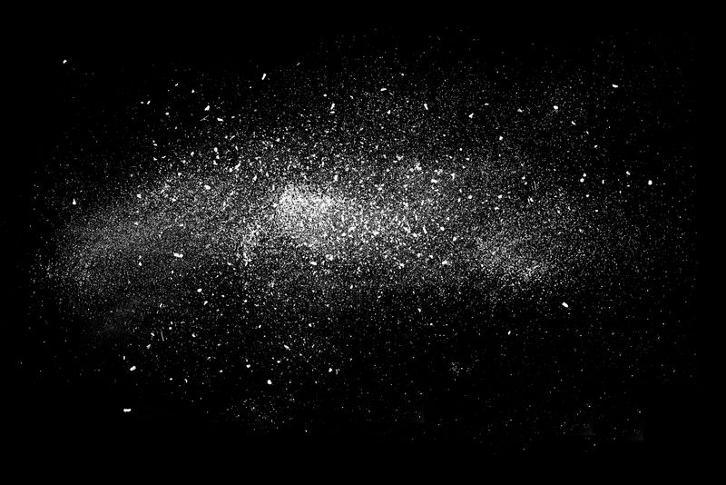 白色粉末爆炸的冻结运动-孤立在黑色、黑色背景上-白尘云的抽象设计-粒子爆炸屏幕保护程序-带复制空间的墙纸-行星创造概念