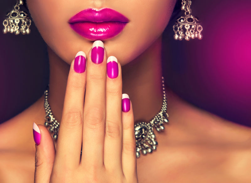 美丽的女孩模型与时尚紫罗兰妆和紫色设计指甲修指甲-珠宝和化妆品-紫色大耳环
