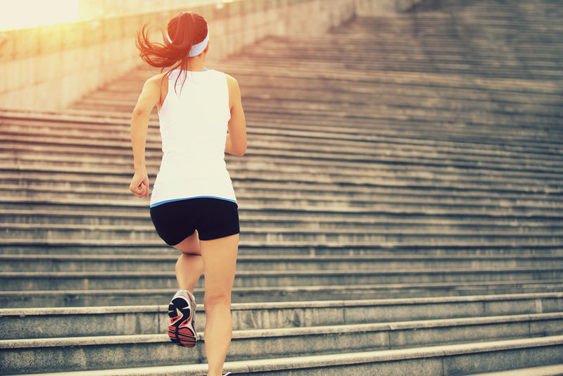 跑在楼梯上的跑步运动员-健身运动