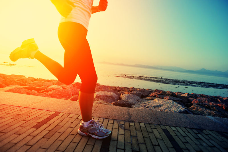 在海边跑步的跑步运动员-女子健身剪影日出慢跑健身健身概念