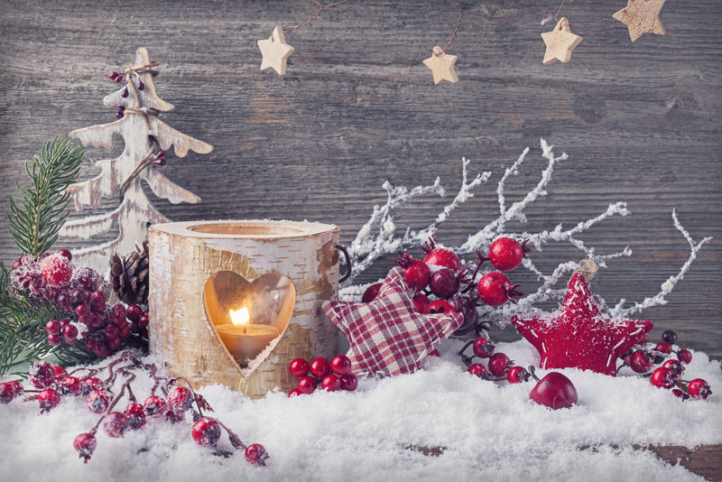 木质背景上的冬日蜡烛