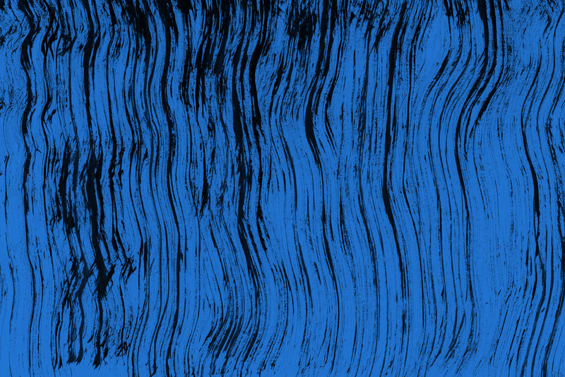 黑色纸张背景上的蓝色墨水和水彩纹理-干刷笔划效果