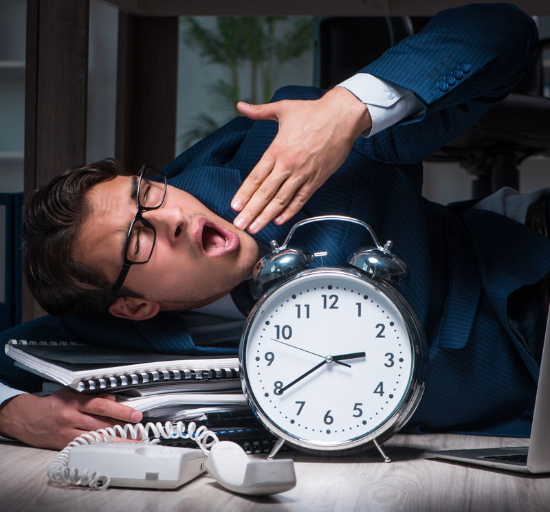 商人在办公室加班很长时间