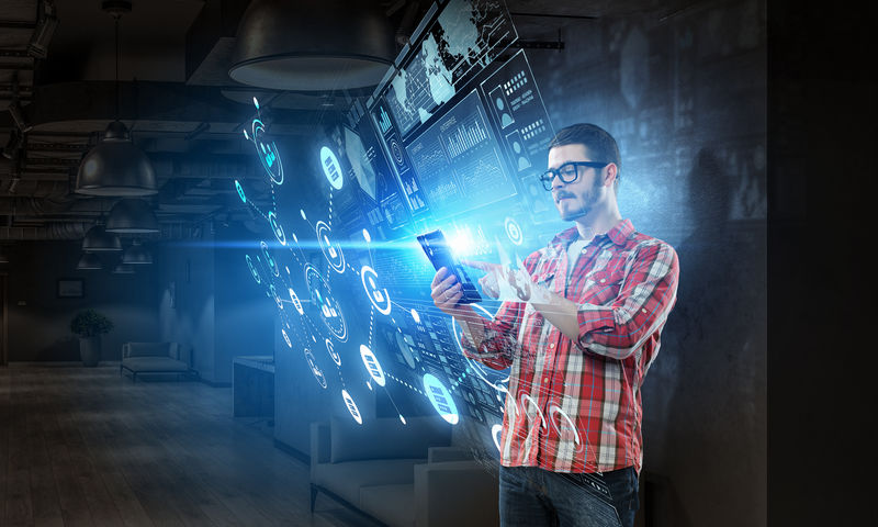 使用平板电脑的家伙。混合介质