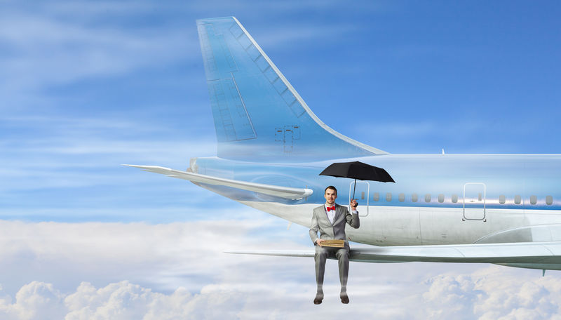 在飞行飞机的机翼上。混合介质