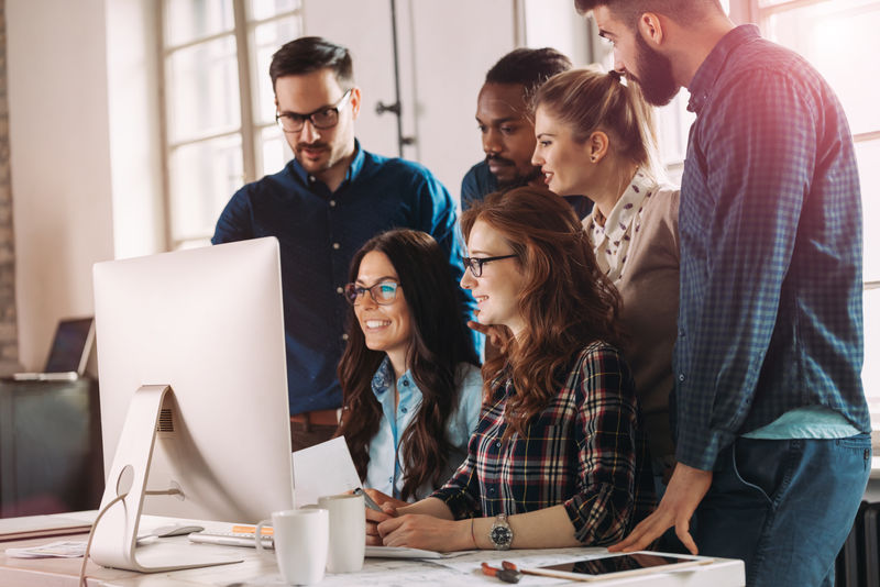 建筑师在办公室一起工作的照片