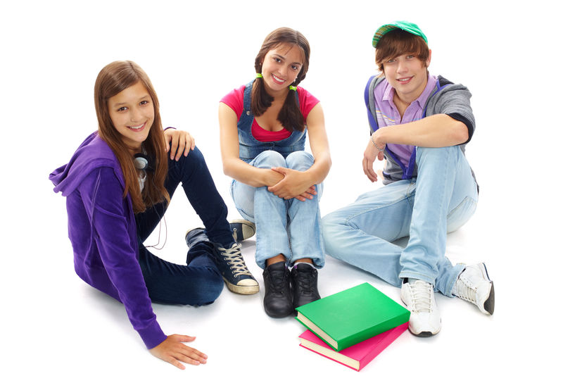 三个穿着休闲服的青少年单独坐着