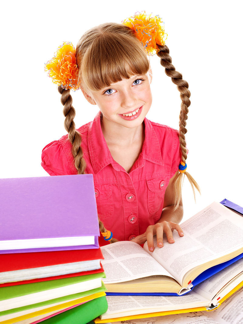 小女孩在桌上看书-孤立的