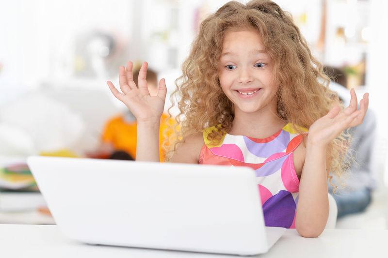 带笔记本的学生女孩