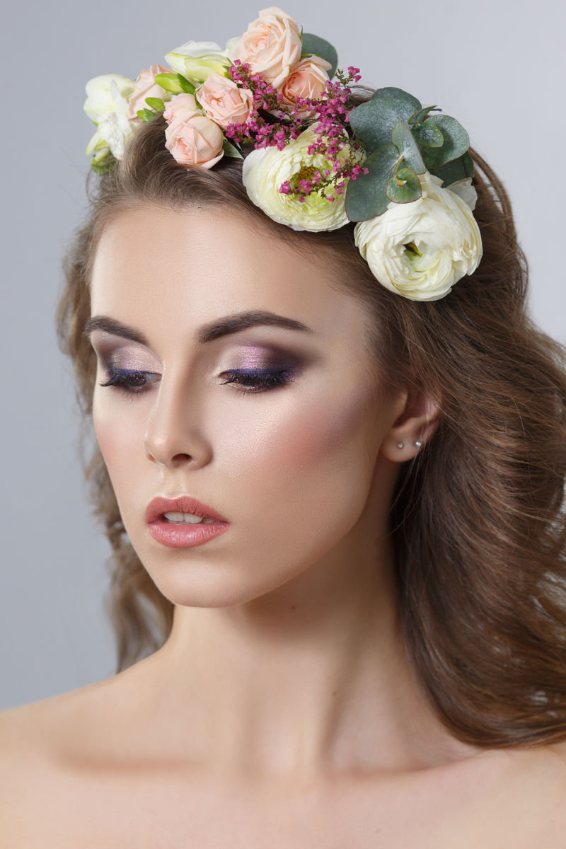 一幅精致的春天美景画，一个美丽的女孩，头上戴着花圈，灰色背景。