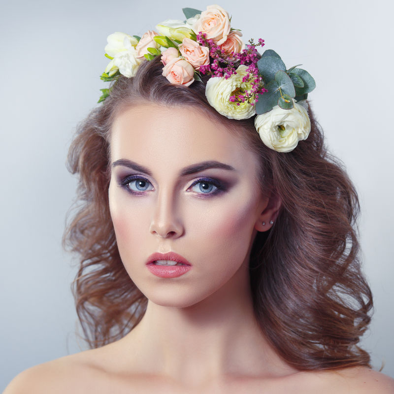 一幅精致的春天美景画，一个美丽的女孩，头上戴着花圈，灰色背景。