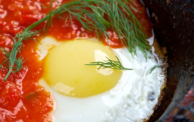 松鸡和炒鸡蛋-番茄和烤甜椒配大蒜和辣椒-在整个马格里布流行