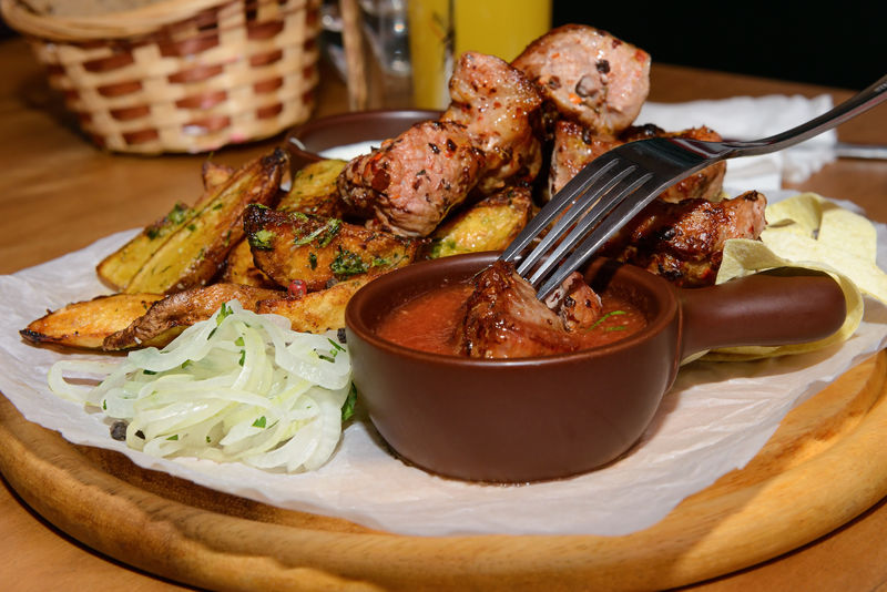 叉子在酱汁里蘸一块肉