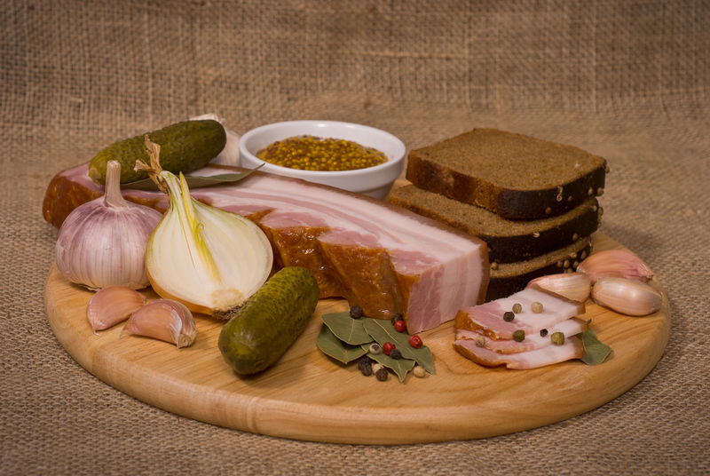 静物:圆木板培根开胃菜