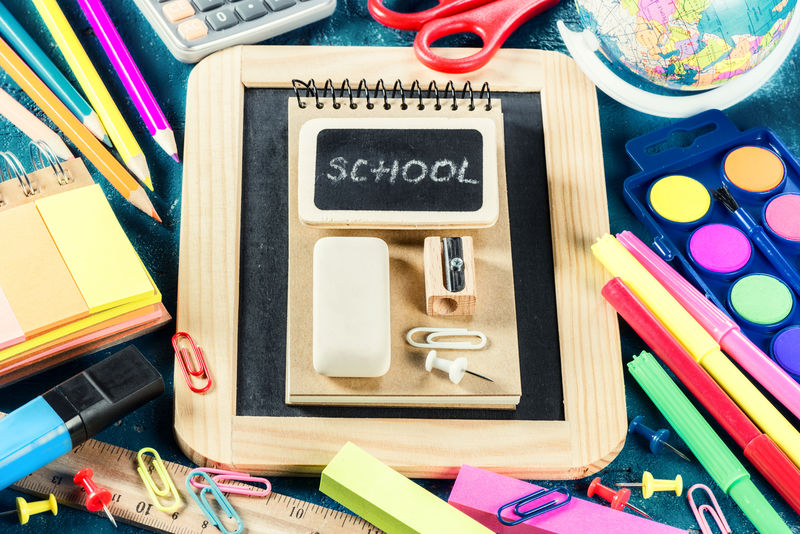 丰富多彩的学校用品。回到学校