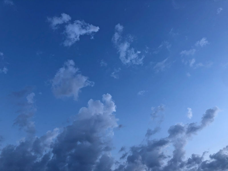 美丽-明亮-白云和晴朗-蓝天