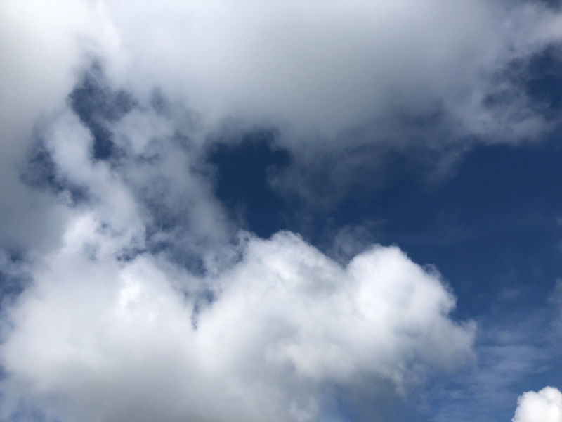 天空和云抽象为墙纸/天空是地球表面之上的一切-包括大气和外层空间