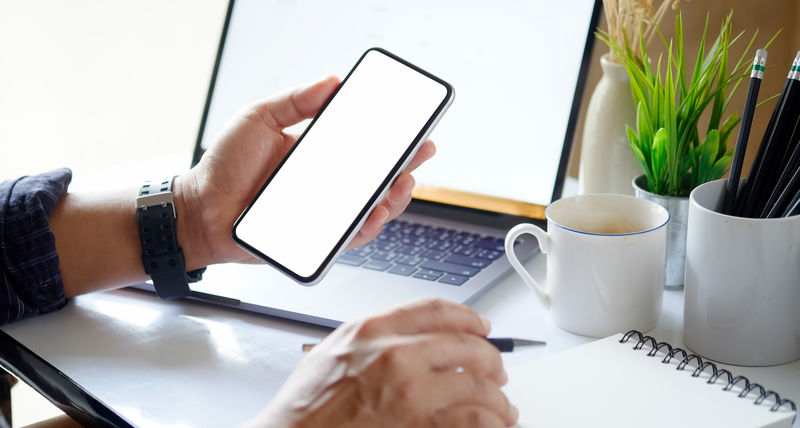 在工作区使用手机和笔记本电脑的人