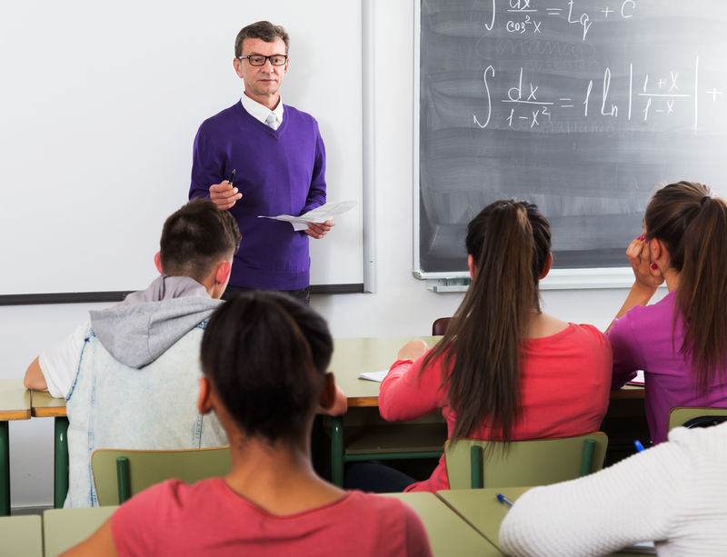 课堂上的学生和老师