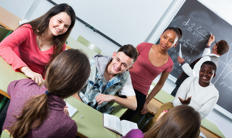 男女学生在课间休息