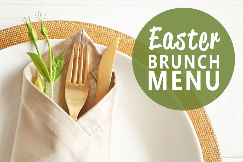 餐巾纸上带叉和刀的桌子，特写