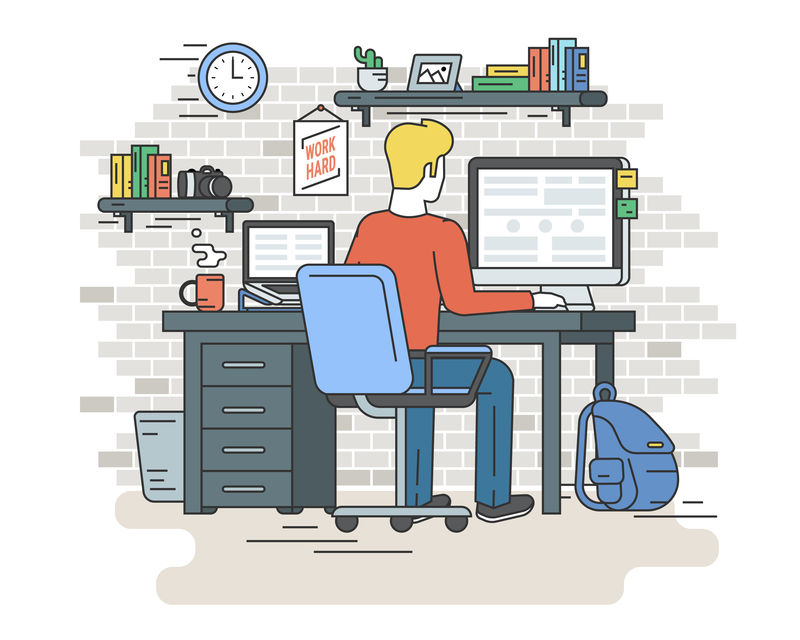 带笔记本的男人坐在家里