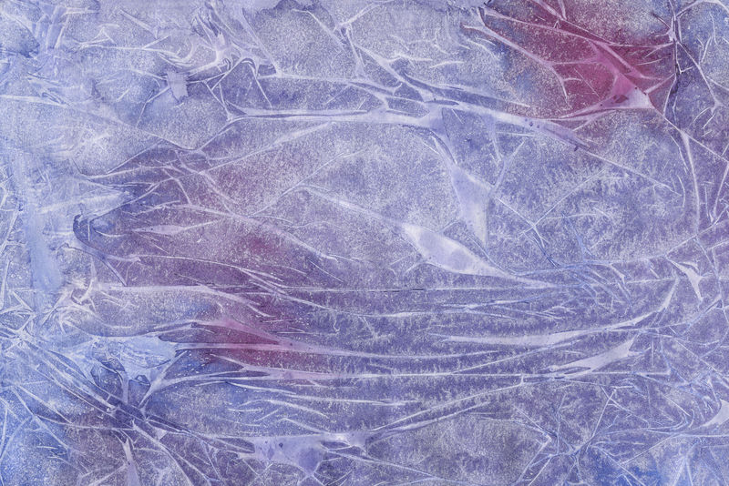 紫罗兰色的水彩画纹理-在白纸背景上有抽象的水洗和笔触-时尚的外观-混沌抽象有机设计