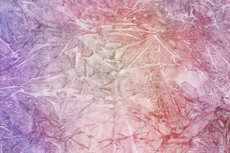 白色纸张背景上的粉红色墨水和水彩画纹理-油漆泄漏和暗效果