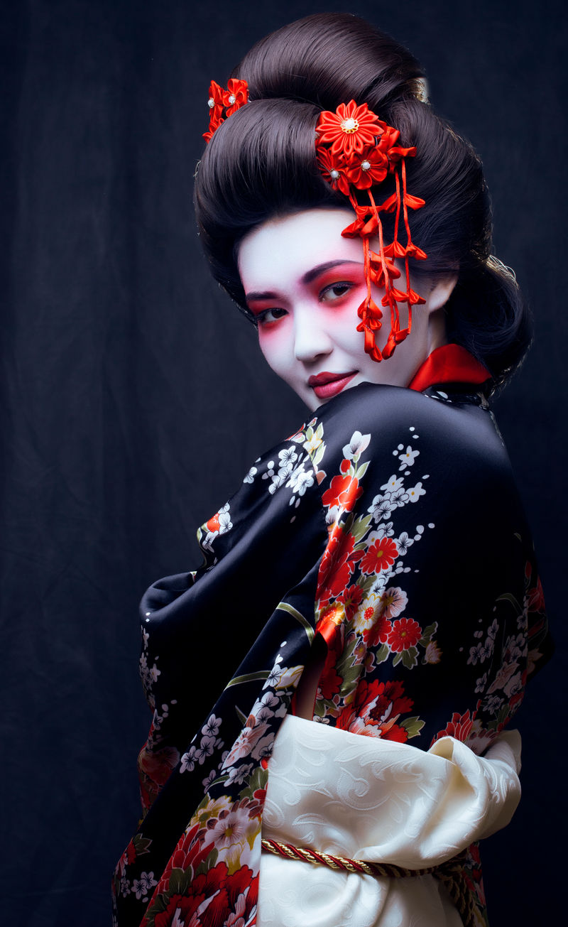 和服中的年轻艺妓——樱花与装饰