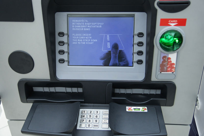 ATM机和屏幕上的文字“插入卡”