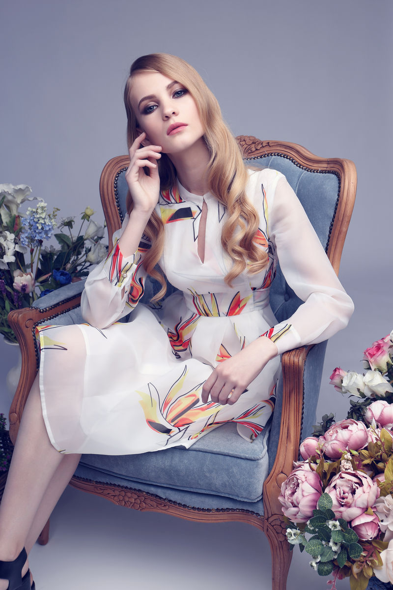 年轻金发女子的时尚写真。