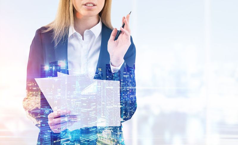 办公室里拿着文件的金发女人