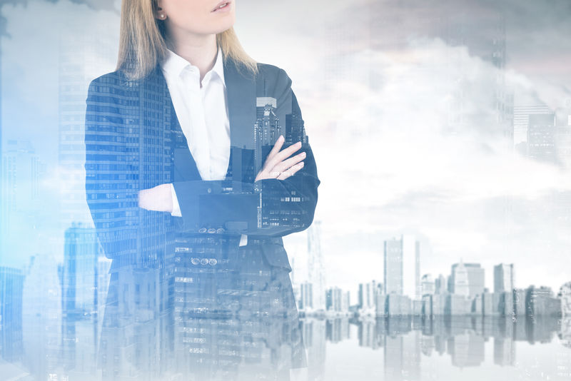 交叉怀抱的女人和城市