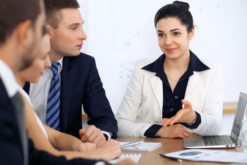 商务人士和律师小组在会议上讨论合同文件