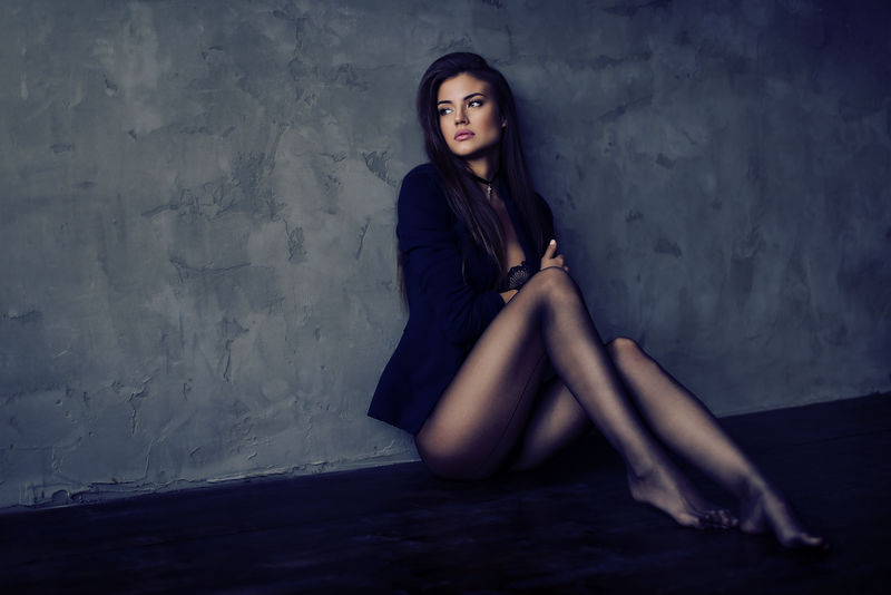 地板上的小女孩