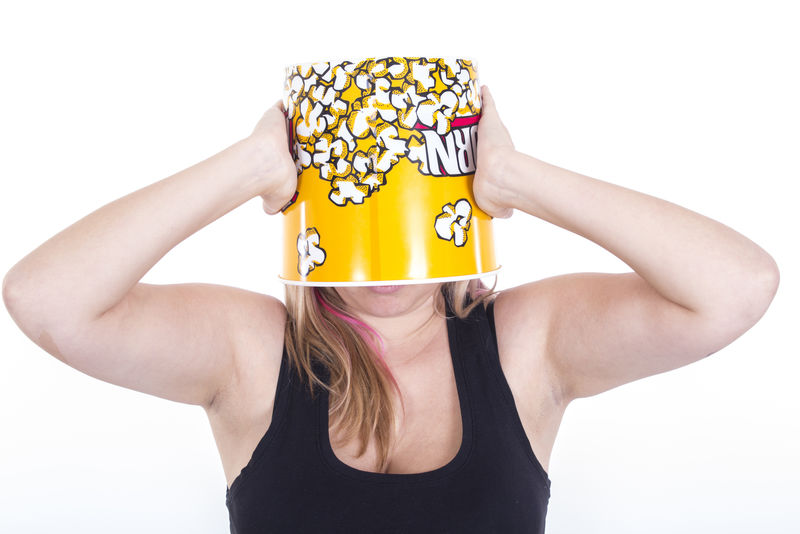 头戴爆米花盒子的金发女孩