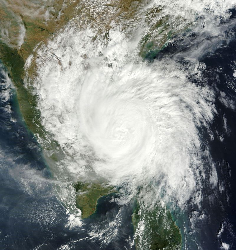 飓风逼近-龙卷风-这张图片的元素由美国宇航局提供
