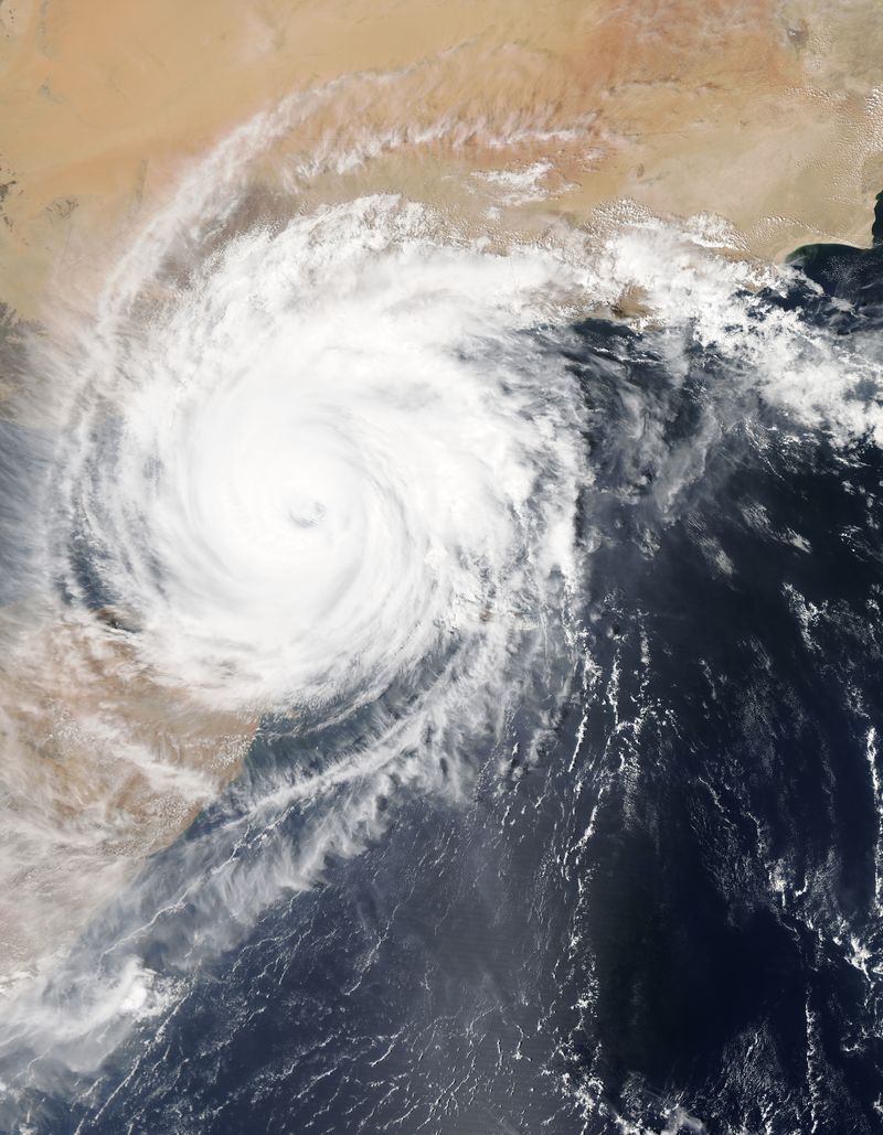 西太平洋的台风“兰”-这张图片的元素由美国宇航局提供