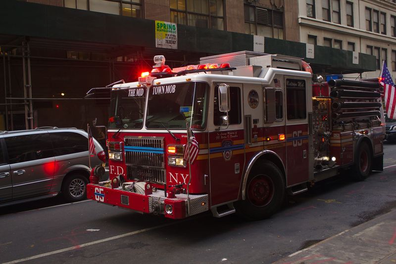 纽约市-2016年12月：FDNY消防局卡车在曼哈顿公寓楼外待命-警报灯闪烁-以应对紧急情况