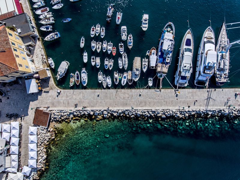 一个小海港-蓝色美丽的海湾-塞浦路斯-度假胜地-地中海-交通-假期