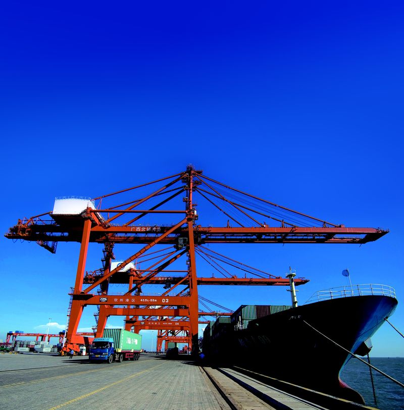 蓝天背景下的港口货物起重机