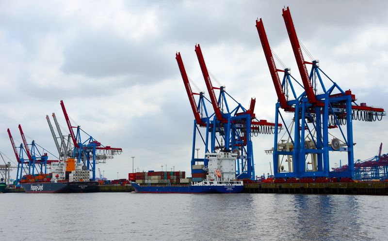 土耳其伊布尔-6月16日：2013年6月16日-土耳其伊布尔-Kadikoy海滨的Haydarpasa港口和集装箱码头-码头是该市亚洲区的主要贸易港