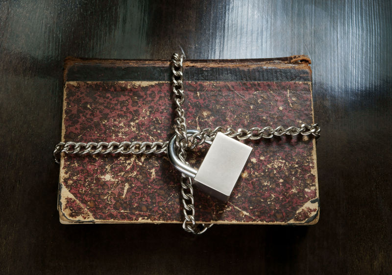 木桌上有链条和挂锁的旧书